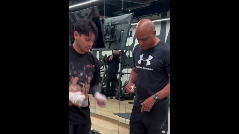 RYAN GARCIA LOOKS LIKE A AMATEUR HITTING THE PADS WITH DERECK JAMES